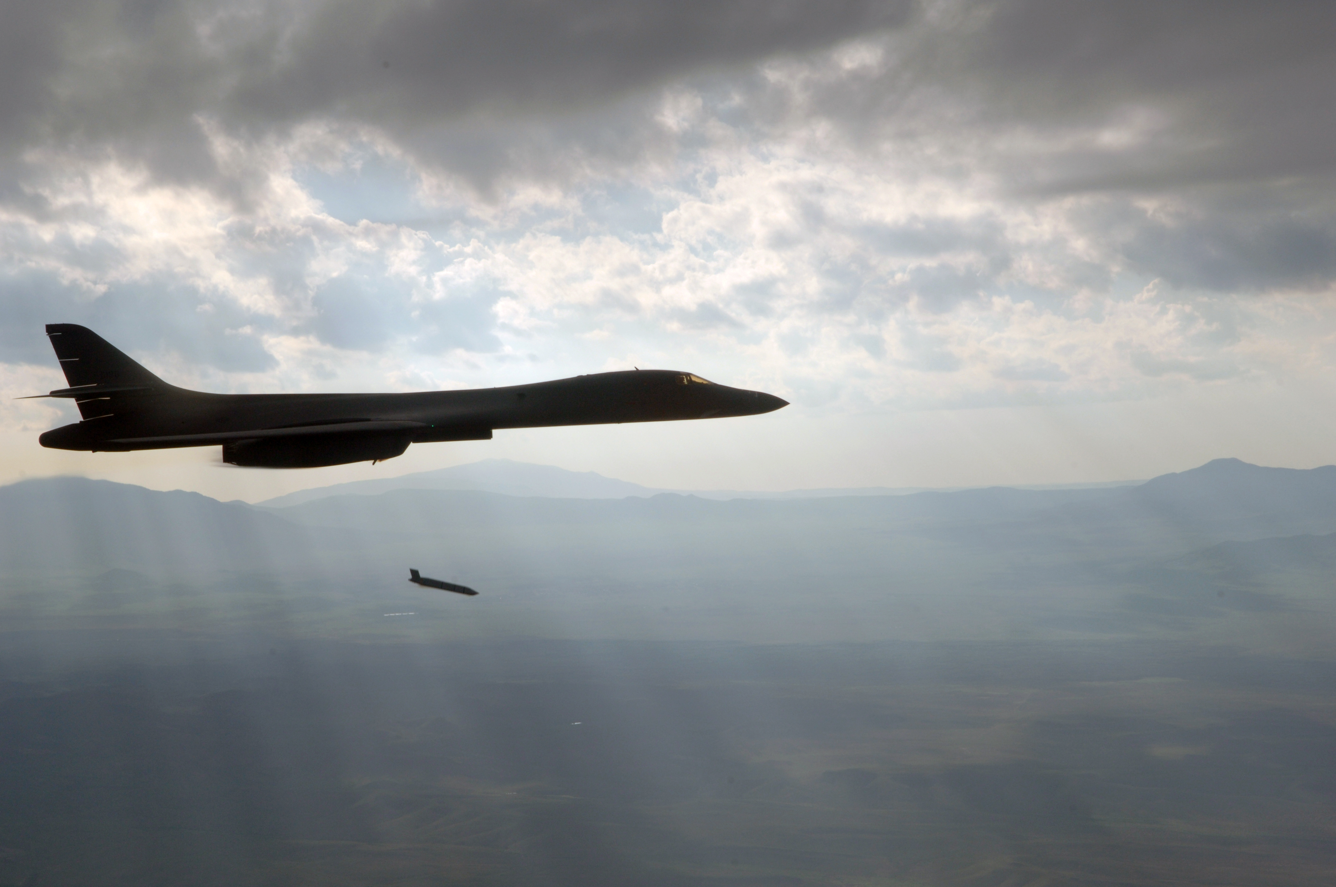 美空軍B-1B轟炸機將具備實(shí)戰使用輕型隱身空射巡航導彈的能力